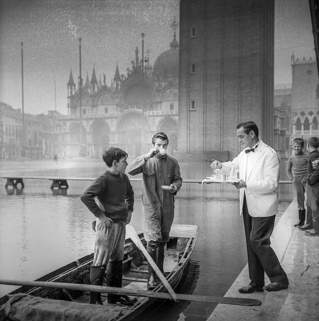 AS THE DAY GOES ON, THE STARS FADE WITH ENVY AS THE CHARMS OF VENICE EMERGE FROM THE FOG Mieczysław Kozłowski
