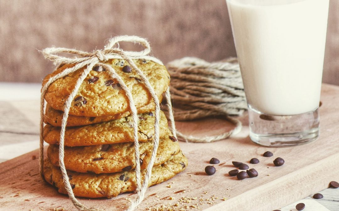 bicchiere di latte e biscotti con gocce di cioccolato